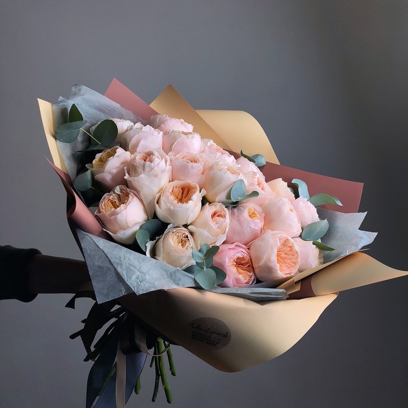 Букет из 23 пионовидных роз Джульетта с Эвкалиптом