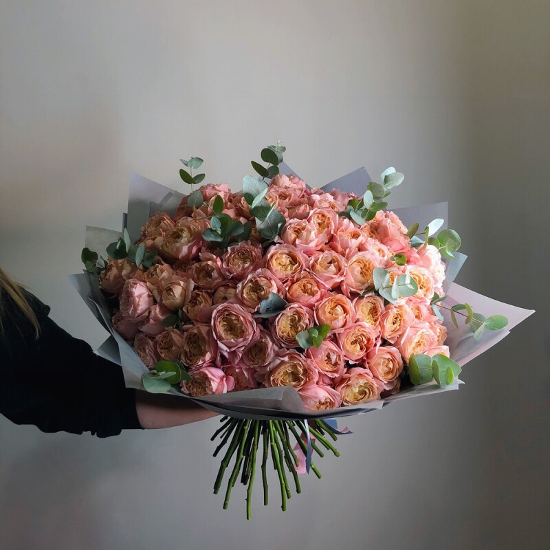 Букет из кустовых пионовидных роз Джульетта с эвкалиптом 41 шт.
