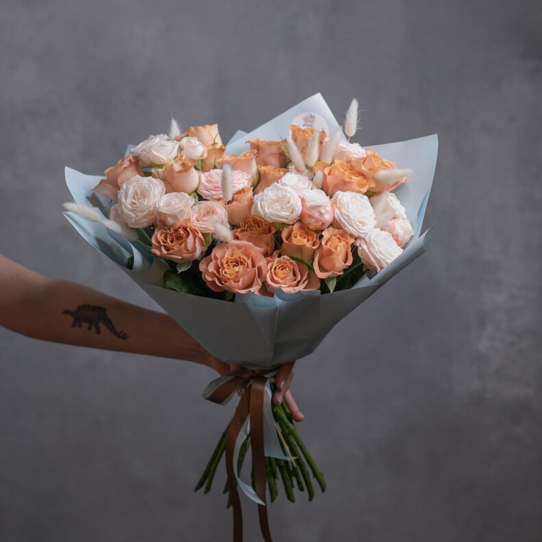 Микс из роз Капучино и пионовидной розы Бомбастик