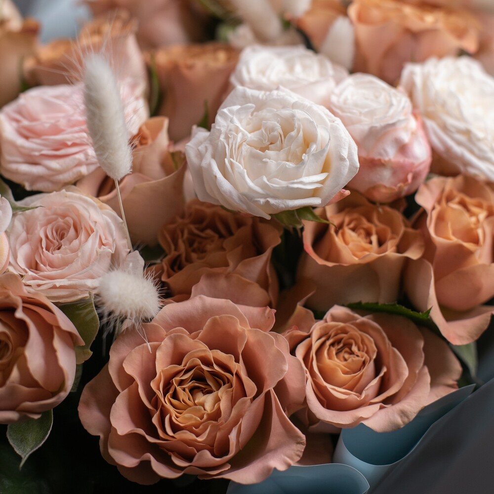 Микс из роз Капучино и пионовидной розы Бомбастик