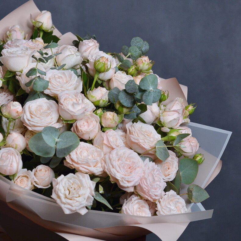 Букет из 15 кустовых Пионовидных роз Бомбастик с эвкалиптом