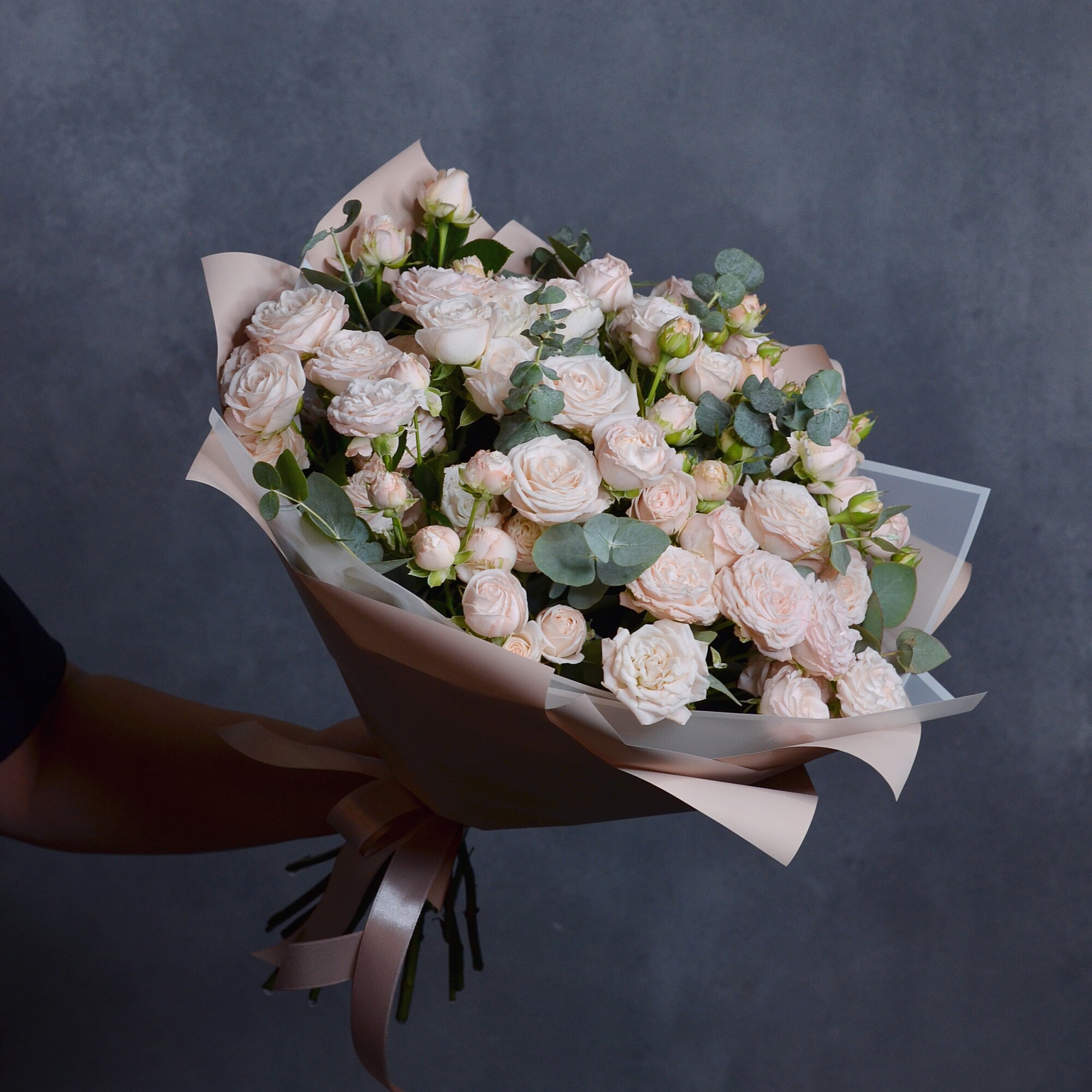 Букет из 15 кустовых Пионовидных роз Бомбастик с эвкалиптом