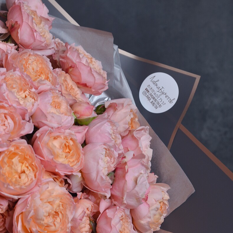 Букет из 19 Пионовидных кустовых роз Джульетта