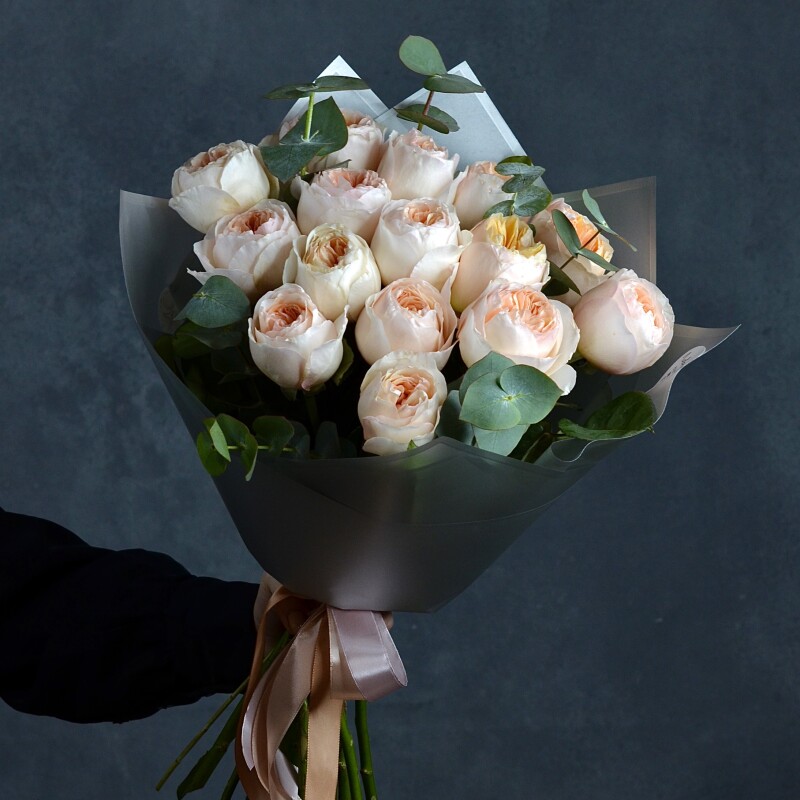 Букет из 15 пионовидных роз Джульетта с Эвкалиптом